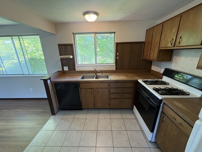 Building Photo - 256 Monroe Dr