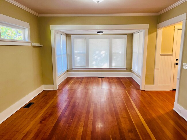 Building Photo - Craftsman Beauty Tucked into Mt.Scott-Arleta