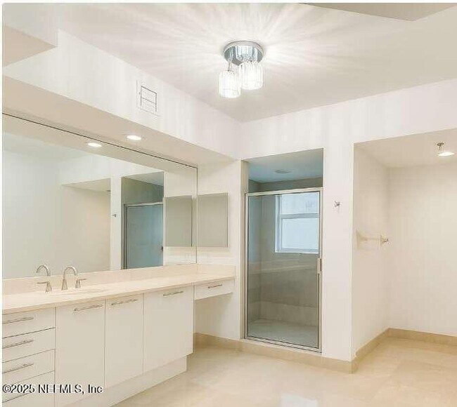 Building Photo - 14951 Royal Oaks Ln