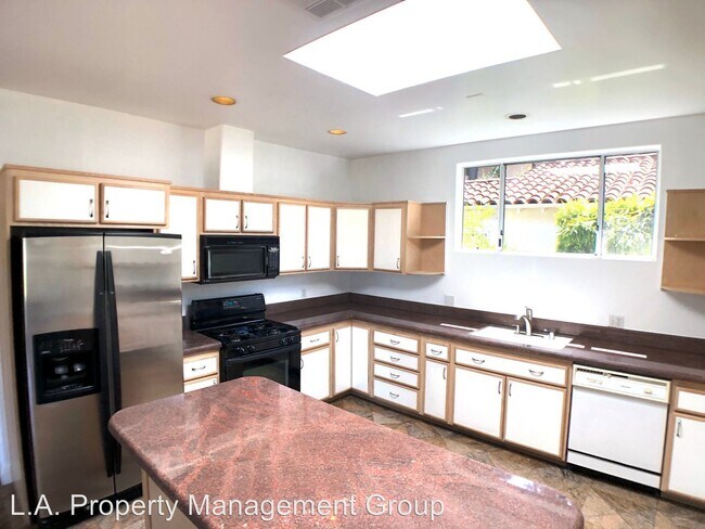 Building Photo - 1890-1896 Silver Lake Blvd