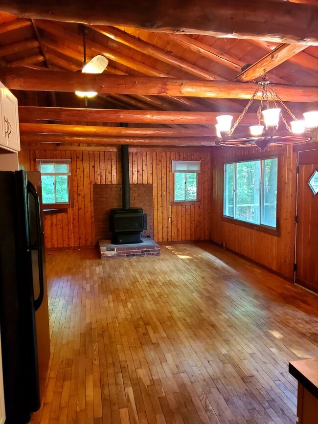 Building Photo - Cozy Cabin in Lake Naomi with Wood texture...