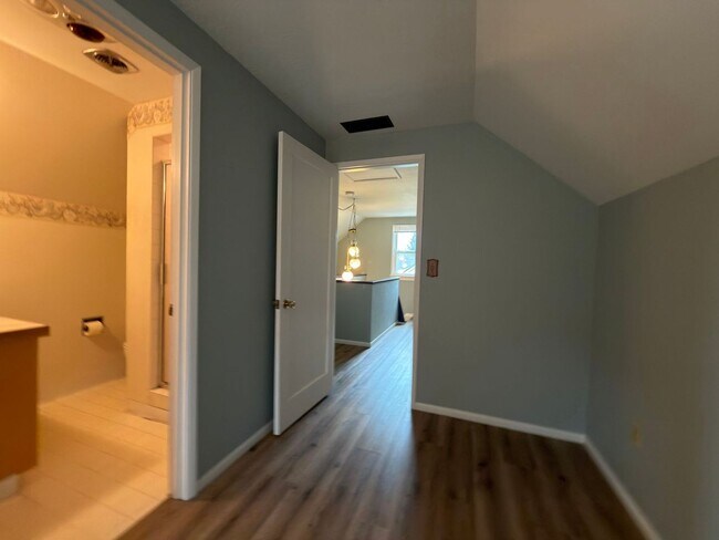 Building Photo - Modern Comfort Meets Classic Charm in South Tabor~ Fenced Backyard~ Garage~ Pets Welcome~ 94 Bike...