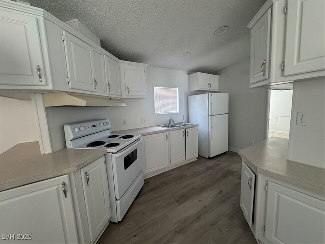 Building Photo - 900 Firebird Cir
