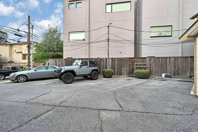 Building Photo - 1607 Welch St