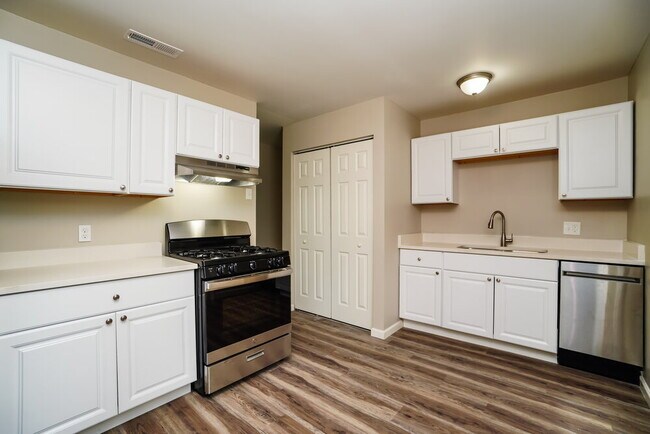 Building Photo - 1670 Dundee Pl