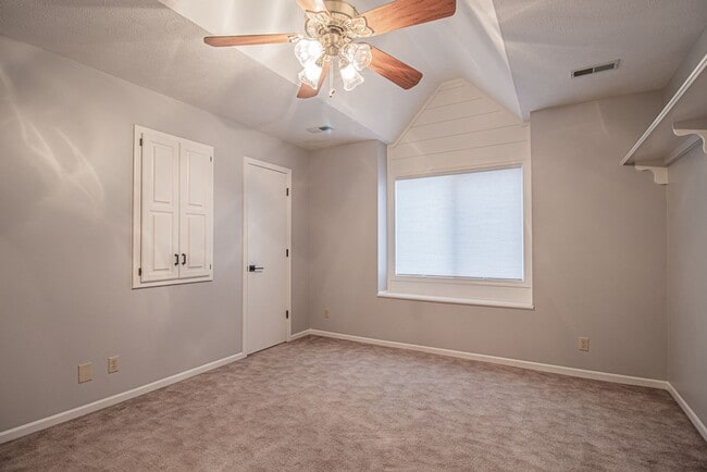 Building Photo - Stunning 4 Bedroom / 2.5 Bathroom Home | P...