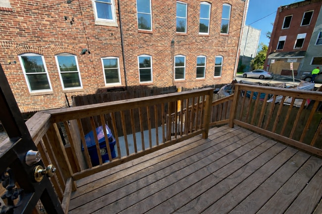 Building Photo - 450 E Lorraine Ave