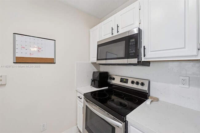 Building Photo - 2665 SW 37th Ave