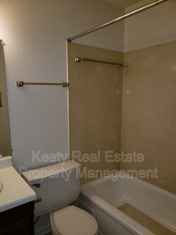 Building Photo - 509 Fox Run Ave