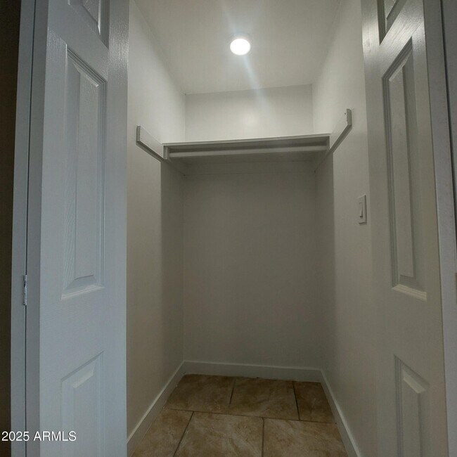 Building Photo - 3852 W Earll Dr