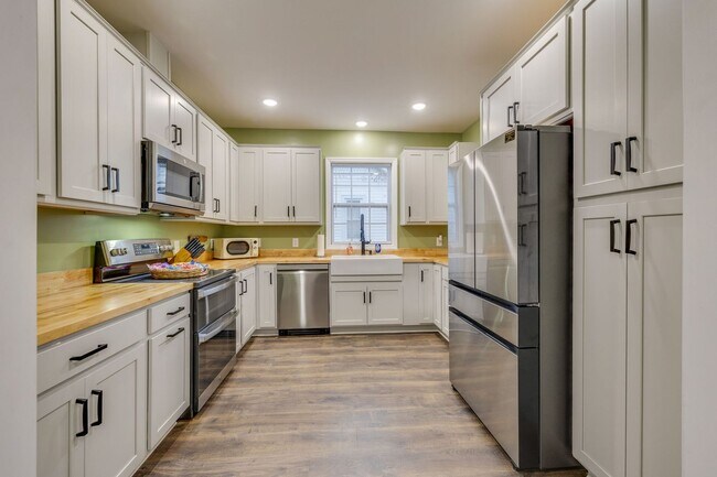 Building Photo - 216 3rd St