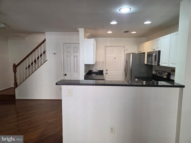 Primary Photo - 1930 Crescent Park Dr