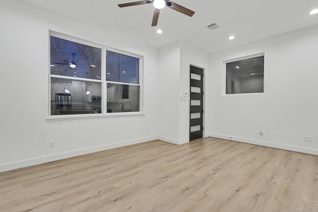 Building Photo - 203 Danna Ln