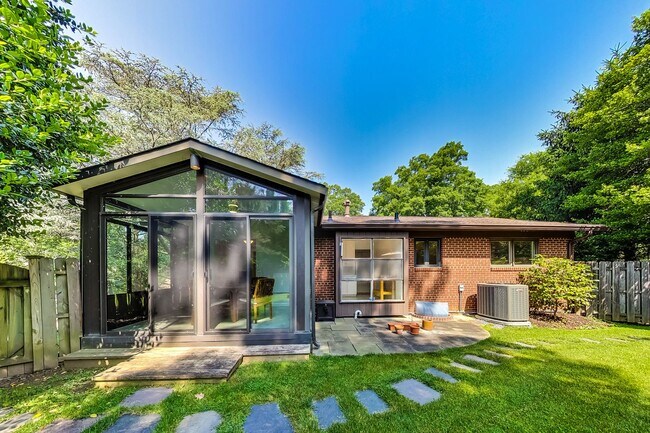 Building Photo - 3 bedroom/2 bath Light Filled Home Located in a Quiet Cul-de-Sac