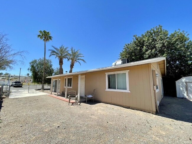 Building Photo - Large yard, 2 bed 1 bath home