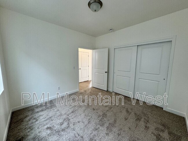 Building Photo - 805 W 510 S