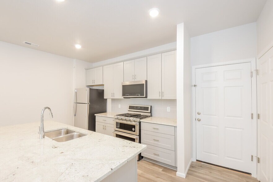 Building Photo - 13971 Vispo Wy