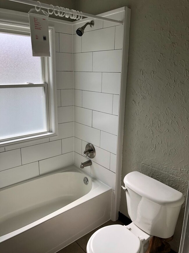 Building Photo - 1025 Weng Ave