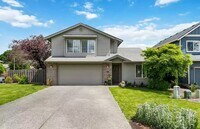 Building Photo - Furnished 3 Bedroom. 2.5 Bath Home in Dundee- Utilities Included
