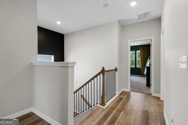 Building Photo - 3450 Sycamore Dr