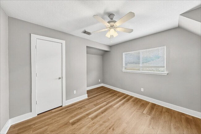 Building Photo - 833 Lightningbug Ln