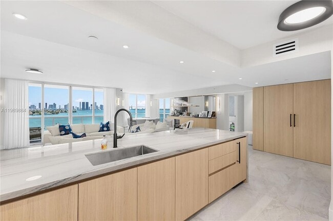 Building Photo - 1800 Sunset Harbour Dr