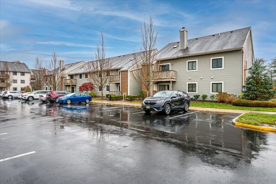 Building Photo - 211 Ravens Crest Dr