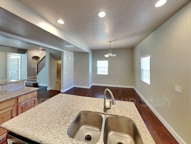 Building Photo - 10981 Topview Rd