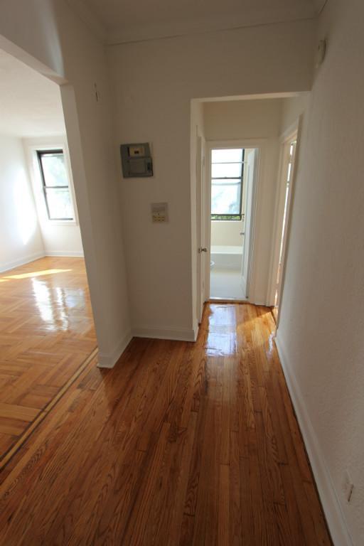 Building Photo - 1 bedroom in Sunnyside NY 11104