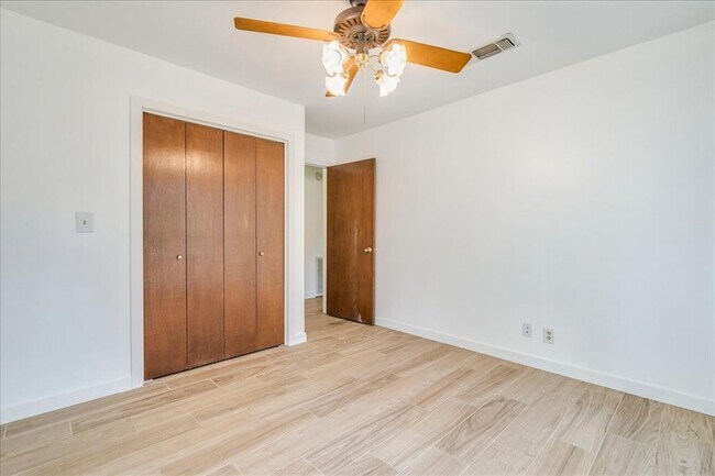 Building Photo - 904 Willow Creek Cir