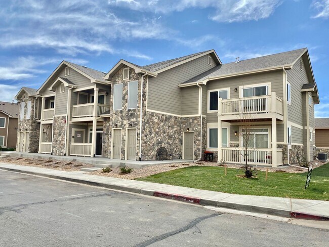 Building Photo - West Greeley Spacious Townhome With New Carpet!