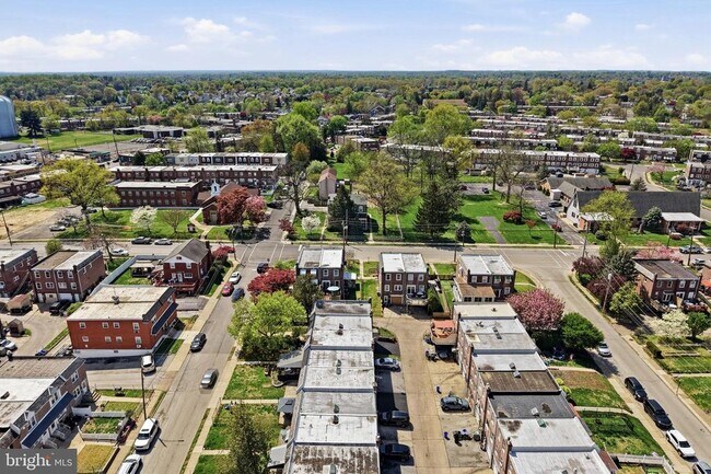 Building Photo - 271 W Wyncliffe Ave