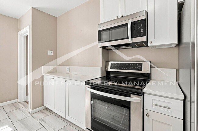 Building Photo - Spacious Home with Central AC and Washer/Dryer