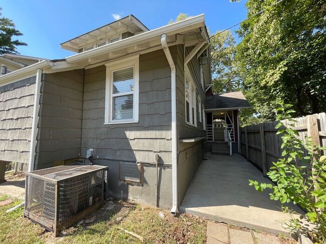Building Photo - Charming 3 bedroom, 1.5 bathroom home in I...
