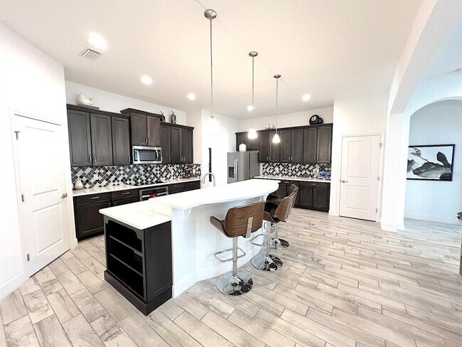 Building Photo - 24 E Diamond Dr