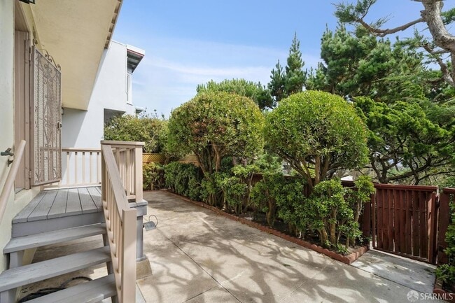Building Photo - 74 Sunview Dr