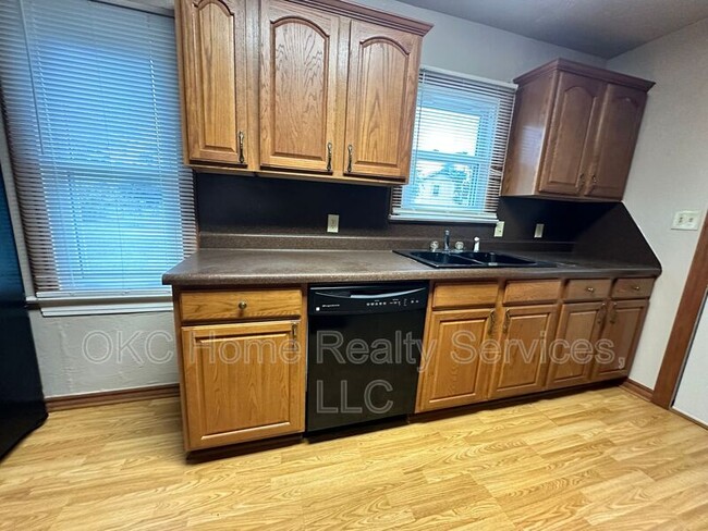 Building Photo - 1216 NE 42nd St