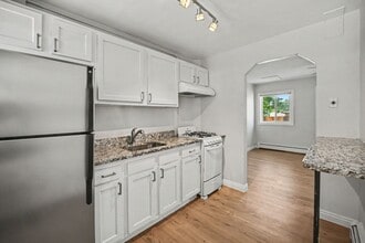 Building Photo - Studio Apartment Close to South Broadway!