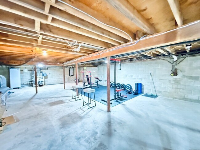 Building Photo - 203 Skyline Ln