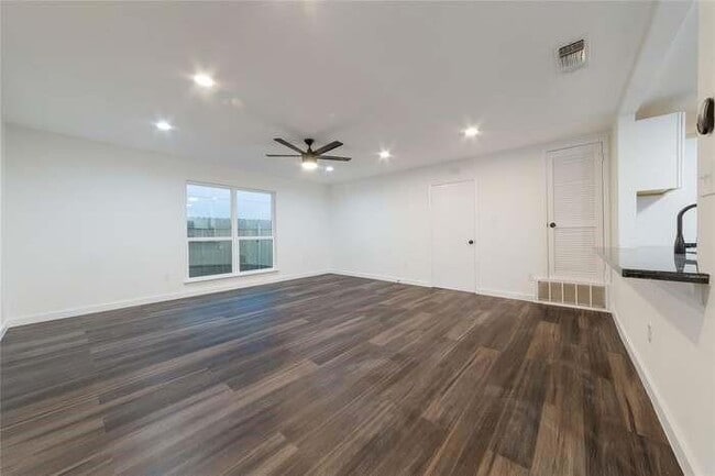 Building Photo - 5535 Pine Pl