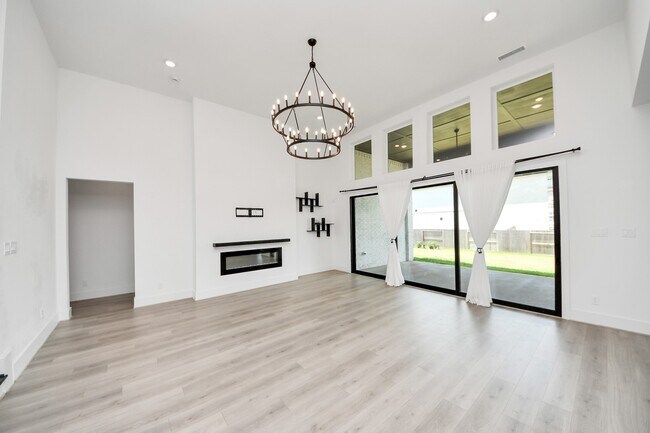 Building Photo - 10235 Forest Lake Dr