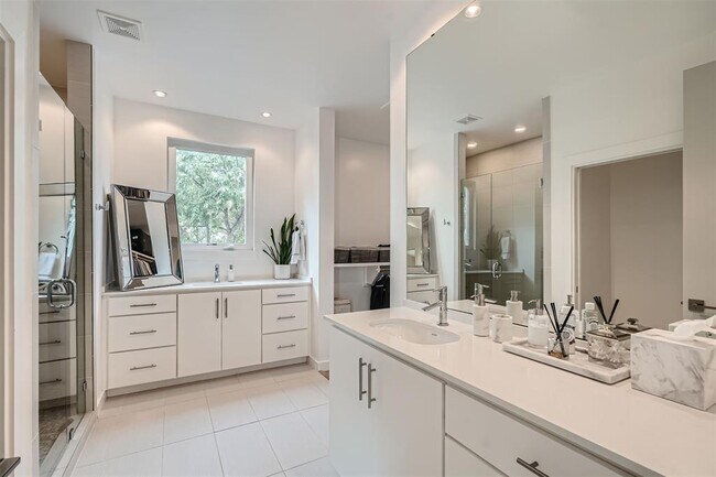 Building Photo - 705 E Monroe St