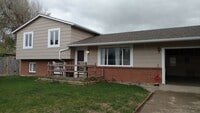 Building Photo - 3 Bedroom 2 Bath Tri-Level Home with 2 car...