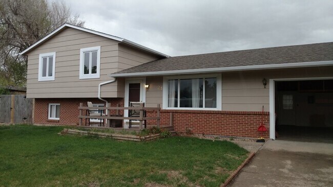 Primary Photo - 3 Bedroom 2 Bath Tri-Level Home with 2 car...
