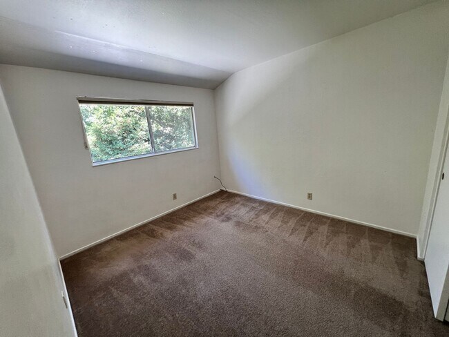 Building Photo - Spacious Home in Wonderful Davis Neighborhood!