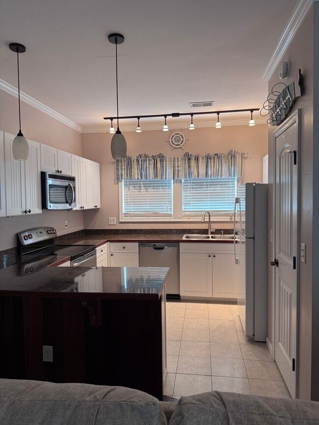 Building Photo - Coastal Cutie! 3BR/2BA Furnished Home Avai...
