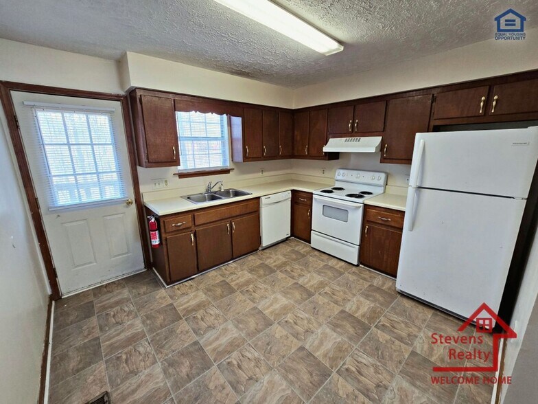 Building Photo - 5344 Dodson Branch Rd
