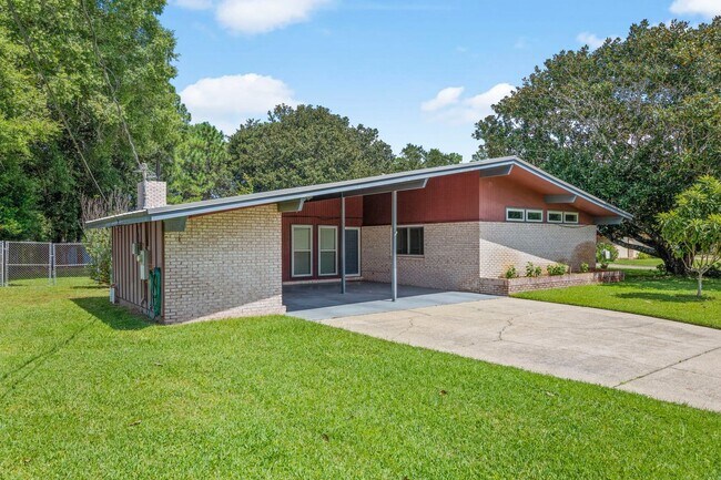 Building Photo - 3 Bedroom in the Heart of Niceville!