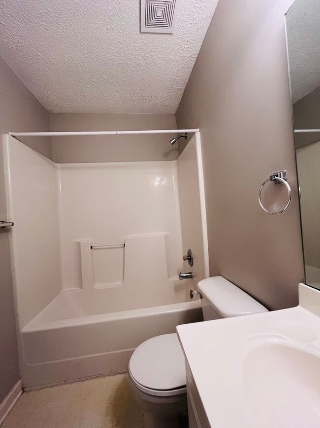 Building Photo - 3 BR/ 2 BA townhome located in Lakeshore E...