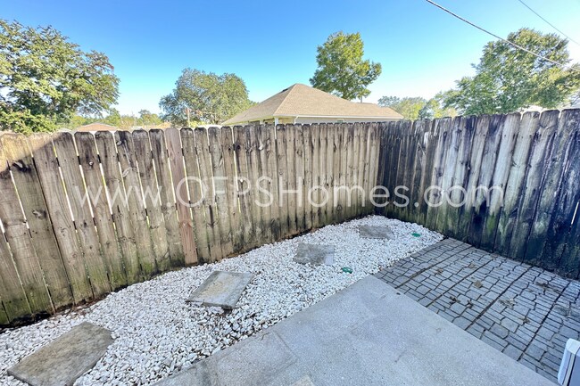 Building Photo - AVAILABLE NOW - Fort Walton Beach townhome!